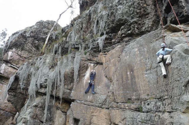 dos personas escalando por una pared vertical.jpg